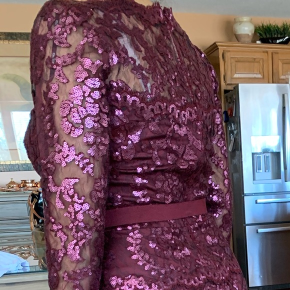 Long sleeve lace gown - Picture 5 of 6